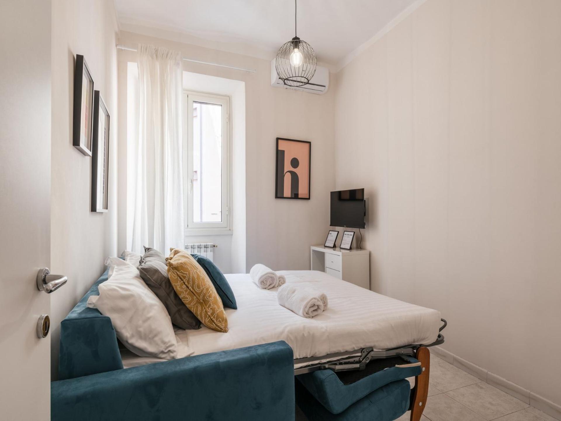 The Best Rent - Spacious One-Bedroom Apartment Near Colosseum Rome Bagian luar foto