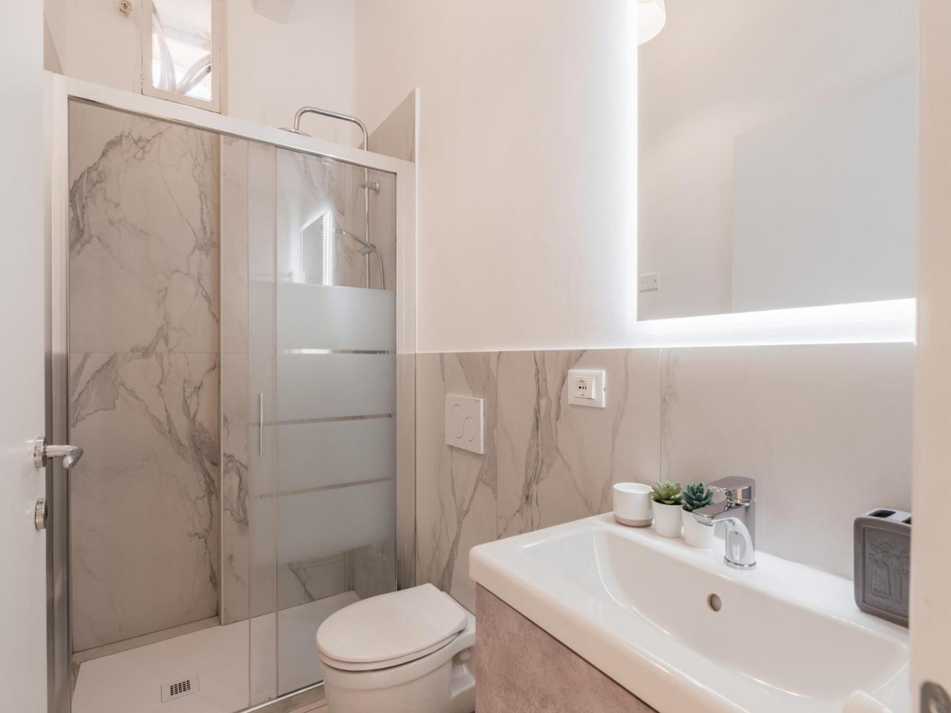 The Best Rent - Spacious One-Bedroom Apartment Near Colosseum Rome Bagian luar foto