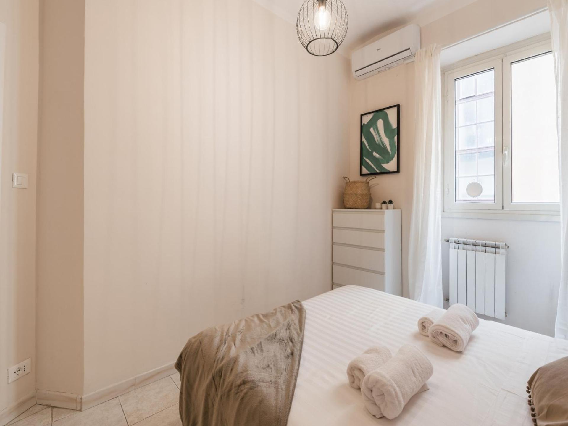 The Best Rent - Spacious One-Bedroom Apartment Near Colosseum Rome Bagian luar foto