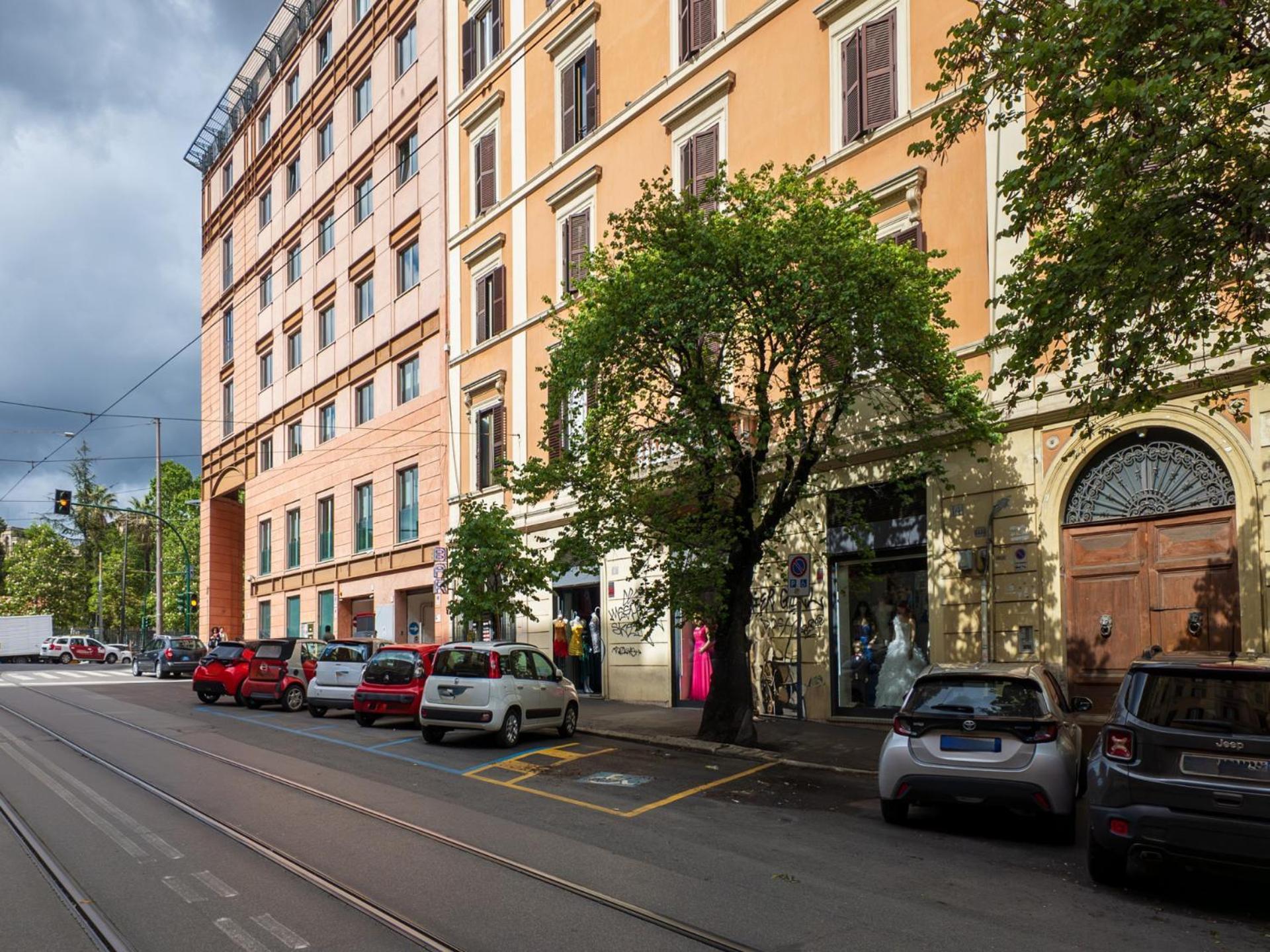 The Best Rent - Spacious One-Bedroom Apartment Near Colosseum Rome Bagian luar foto