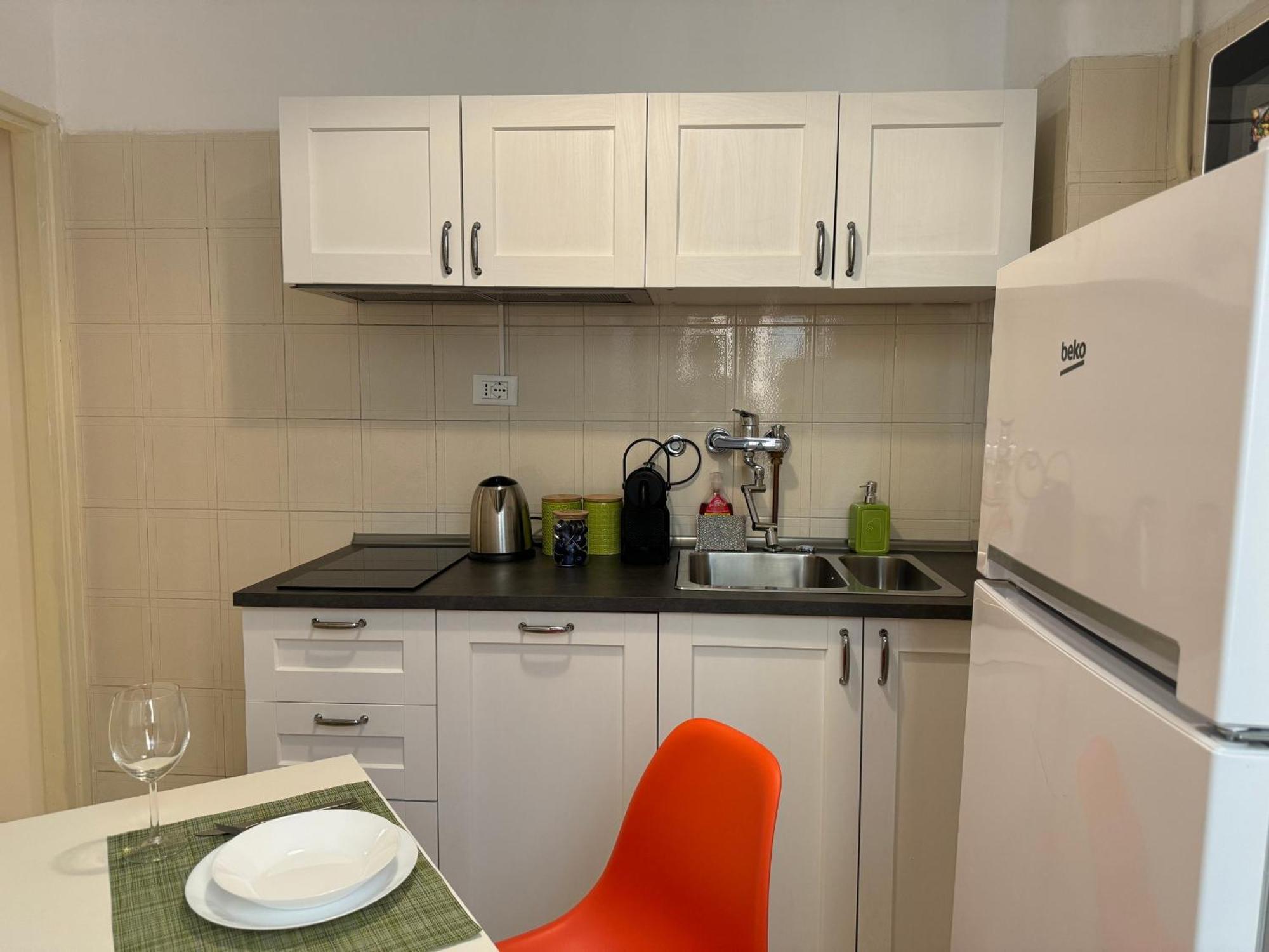 The Best Rent - Spacious One-Bedroom Apartment Near Colosseum Rome Bagian luar foto